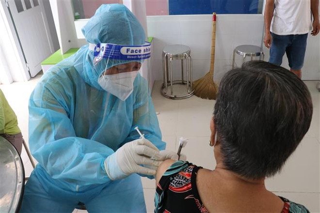 Tiêm vaccine cho người dân ở Bình Dương. (Nguồn: TTXVN) Bệnh viện Đa khoa Bình Dương ngưng nhận bệnh nhân ngoại trú ảnh 1