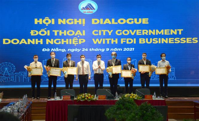 Lãnh đạo Ủy ban Nhân dân thành phố Đà Nẵng biểu dương các doanh nghiệp có thành tích xuất sắc trong công tác phòng, chống dịch COVID-19 tại đơn vị. (Ảnh: Quốc Dũng/TTXVN) Đà Nẵng: Doanh nghiệp FDI mong muốn sớm khôi phục toàn bộ sản xuất ảnh 2