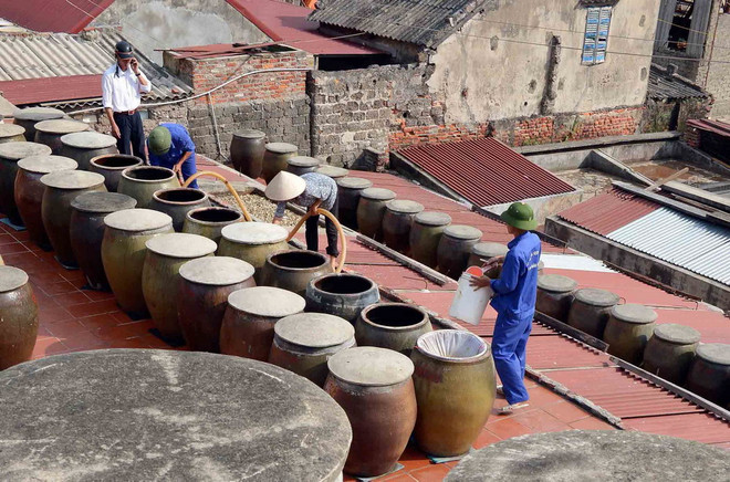 Sản xuất nước mắm. (Nguồn: TTXVN) "Thông tin nước mắm độ đạm cao chứa nhiều asen là thiếu khách quan" ảnh 1