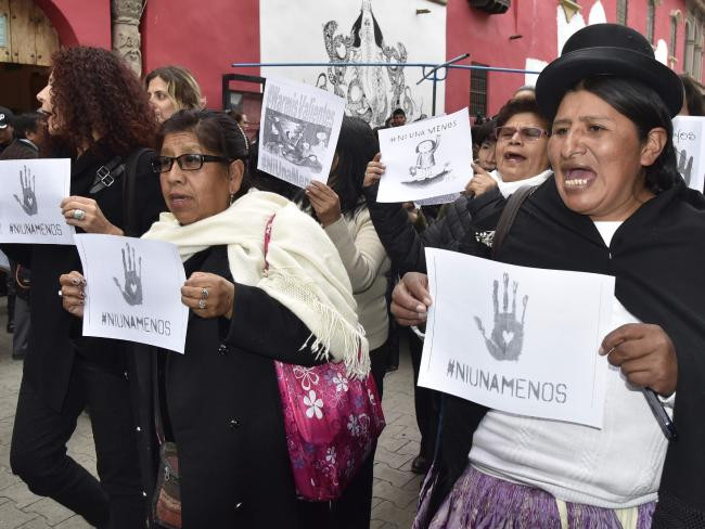 Tuần hành ở Argentina. (Nguồn: AFP) Hàng nghìn người mặc đồ đen tuần hành phản đối bạo hành phụ nữ ảnh 1