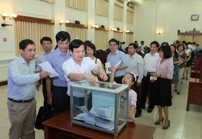 Cán bộ, nhân viên của Bộ Giáo dục và Đào tạo ủng hộ đồng bào miền Trung bị lũ lụt. (Ảnh: Quý Trung/TTXVN) Tổ chức vận động quyên góp ủng hộ miền Trung đến hết ngày 30/11 ảnh 1