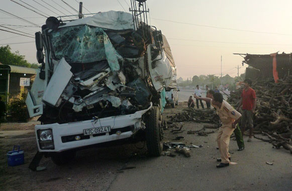 Xe tải cùng chiều tông nhau lật ngửa, 6 người chết và bị thương ảnh 2