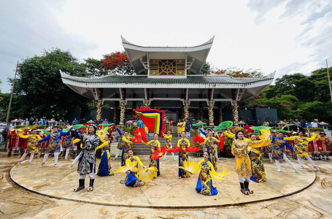 Hàng chục nghìn người dự khai hội Vía Bà Chúa Xứ núi Sam ở An Giang ảnh 1