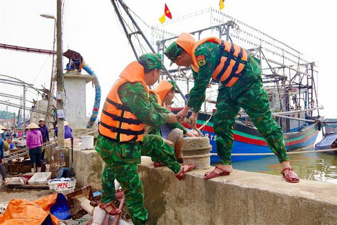 Gió to, sóng lớn do bão số 4 'có thể đánh đắm tất cả tàu thuyền' ảnh 2