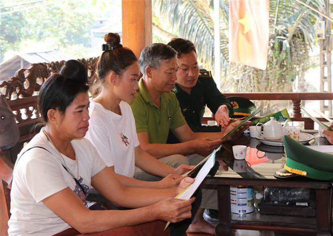 Bộ đội Biên phòng tuyên truyền, phố biến pháp luật cho người dân bản Mường Pồn , xã Mường Pồn, huyện Điện Biên, tỉnh Điện Biên. (Ảnh: Xuân Tiến/TTXVN) Đổi mới nội dung, hình thức phổ biến pháp luật trong bối cảnh mới ảnh 1