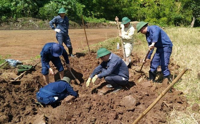 Cất bốc hài cốt liệt sỹ. (Ảnh minh họa. Nguồn: TTXVN) Hợp tác nâng cao năng lực định danh hài cốt trong chiến tranh ảnh 1