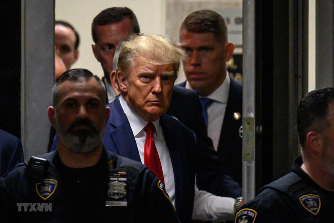 Cựu Tổng thống Mỹ Donald Trump (giữa) tại Tòa án Manhattan ở New York, Mỹ ngày 4/4/2023. (Ảnh: AFP/TTXVN) Bị truy tố 37 tội danh, cựu Tổng thống Mỹ Trump bác bỏ mọi cáo buộc ảnh 1