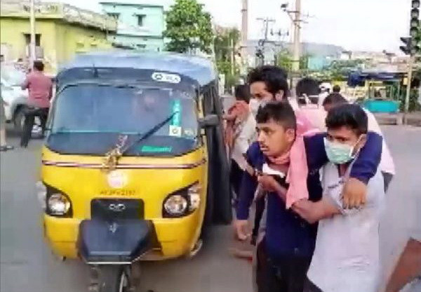 Rò rỉ khí gas tại nhà máy hóa chất ở Ấn Độ, hàng trăm người nhập viện ảnh 1