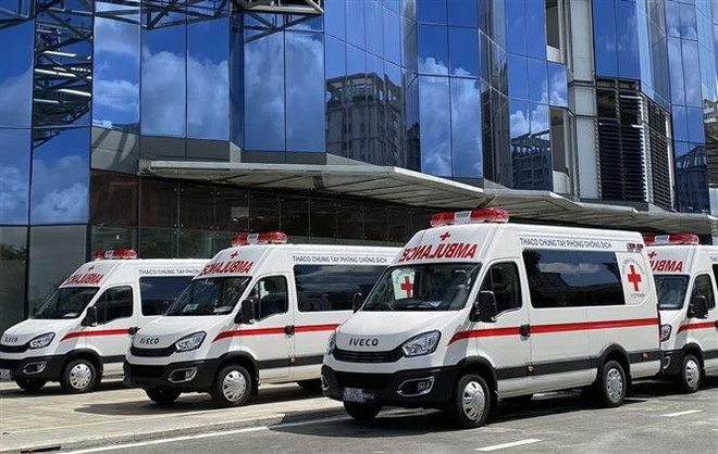 THACO tặng TP.HCM 30 xe cứu thương và 25 xe tiêm vaccine lưu động ảnh 1