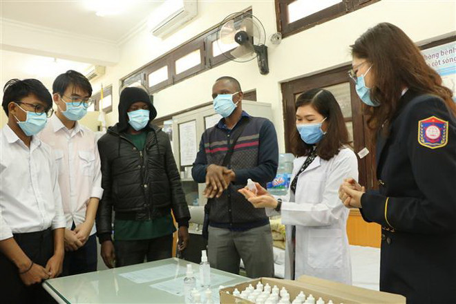 Điều chế nước rửa tay khô phát miễn phí cho sinh viên ở Hải Phòng ảnh 2