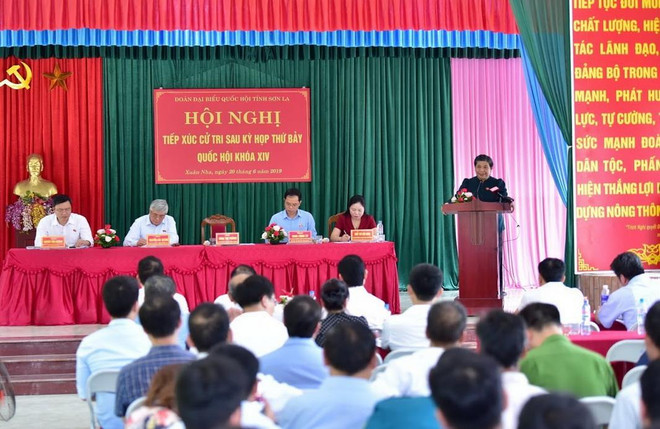 Phó Chủ tịch Thường trực Quốc hội Tòng Thị Phóng phát biểu tại buổi tiếp xúc cử tri tại xã Xuân Nha, huyện Vân Hồ, tỉnh Sơn La. (Ảnh: Nguyễn Cường/TTXVN) Phó Chủ tịch Quốc hội Tòng Thị Phóng tiếp xúc cử tri Sơn La ảnh 1