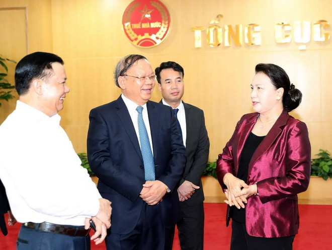 Chủ tịch Quốc hội Nguyễn Thị Kim Ngân với các đại biểu tại buổi làm việc. (Ảnh: Trọng Đức/TTXVN) Chủ tịch Quốc hội Nguyễn Thị Kim Ngân làm việc tại Tổng cục Thuế ảnh 1