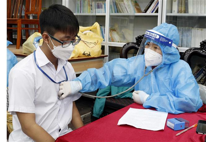 Học sinh lớp 12 ở Bắc Giang được tiêm vaccine phòng COVID-19 ảnh 1