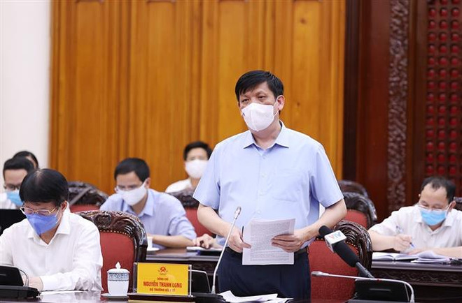 Bộ trưởng Bộ Y tế Nguyễn Thanh Long báo cáo tình hình và diễn biến dịch bệnh COVID-19. (Ảnh: Dương Giang/TTXVN) Thủ tướng: Triển khai mạnh mẽ, quyết liệt, hiệu quả chiến lược vaccine ảnh 1