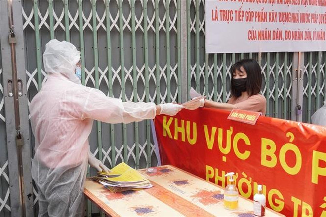 Cử tri đi bầu cử tại khu vực phong tỏa Gốc Mít, phường Trần Phú, thành phố Hải Dương. (Ảnh: TTXVN phát) Hầu hết các địa phương trên cả nước có tỷ lệ cử tri đi bầu cao ảnh 1
