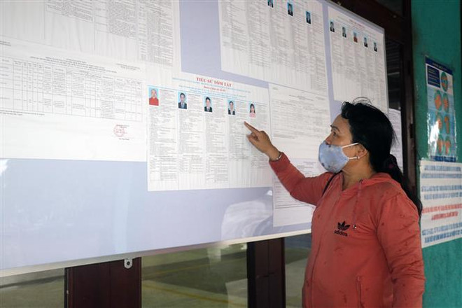 Cử tri đi bầu cử. (Ảnh: Lê Huy Hải/TTXVN) Bộ trưởng Nội vụ Phạm Thị Thanh Trà: Cuộc bầu cử thành công toàn diện ảnh 2
