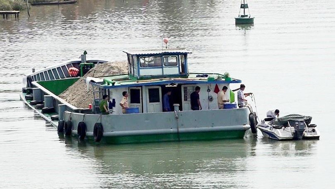 Va chạm với sà lan, ghe chở 115 tấn gạo chìm xuống sông Hậu ảnh 1