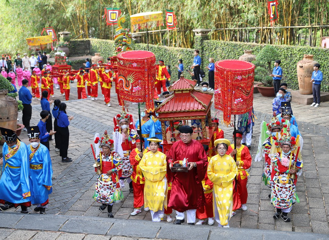 Nghi thức diễu hành rước lễ dâng bánh chưng, bánh giầy lên Quốc Tổ Hùng Vương. (Ảnh: Thu Hương/TTXVN) Người dân cả nước thành kính dâng hương tưởng nhớ các Vua Hùng ảnh 1