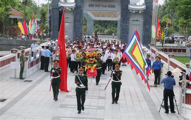 Các đại biểu thực hiện nghi thức vào viếng tại Đền thờ Vua Hùng ở Cần Thơ. (Ảnh: Ngọc Thiện/TTXVN) Người dân cả nước thành kính dâng hương tưởng nhớ các Vua Hùng ảnh 2