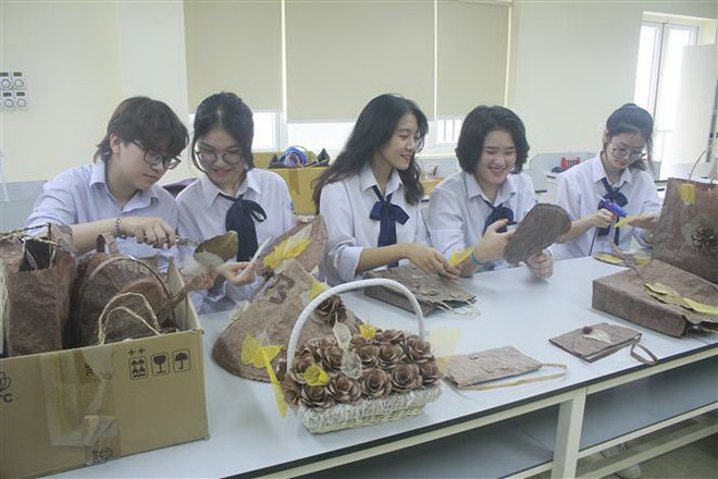 Nhóm 5 học sinh Trường THPT Chuyên Lương Văn Tụy nghiên cứu hoàn thiện các sản phẩm làm từ lá bồ đề và thân chuối. (Ảnh: Hải Yến/TTXVN) Sáng tạo các sản phẩm bằng giấy từ thân chuối và lá bồ đề khô ảnh 1