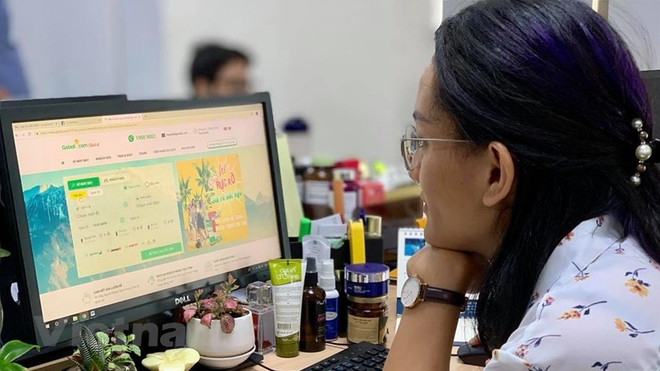 Cần cảnh giác khi tìm kiếm thông tin và đặt dịch vụ du lịch trên mạng xã hội.(Ảnh: Vietnam+) Tránh sập bẫy các chiêu trò lừa đảo dịch vụ du lịch trên mạng xã hội ảnh 3