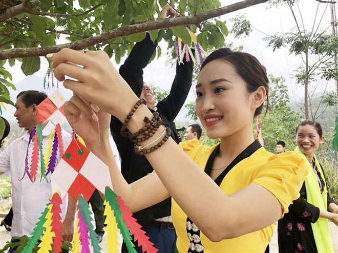 Cô gái Thái xinh đẹp trong bộ trang phục truyền thống. (Ảnh: Việt Hoàng/TTXVN) Lai Châu: Lễ hội Then Kin Pang mang đậm bản sắc của người Thái trắng ảnh 3