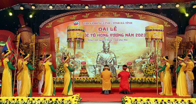 Nghi lễ dâng hương tại lễ Giỗ Tổ Hùng Vương ở Hà Tĩnh. (Ảnh: Công Tường/TTXVN) Người dân cả nước thành kính dâng hương tưởng nhớ các Vua Hùng ảnh 3