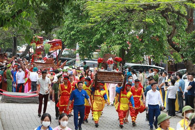 Các nghi lễ truyền thống trong Lễ hội Hoa Lư thu hút đông đảo nhân dân và du khách đến tham quan, chiêm bái. (Ảnh: Hải Yến/TTXVN) Độc đáo những nghi lễ truyền thống trong Lễ hội Hoa Lư ở Ninh Bình ảnh 2
