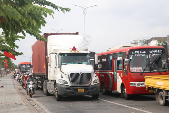 Đến trưa 29/4, tình trạng giao thông trên Quốc lộ 60, khu vực cầu Rạch Miễu vẫn chưa 'hạ nhiệt.' (Ảnh: Chương Đài/Vietnam+) Trạm thu phí cầu Rạch Miễu: Nhiều lần ngừng thu phí để giảm ùn tắc ảnh 1