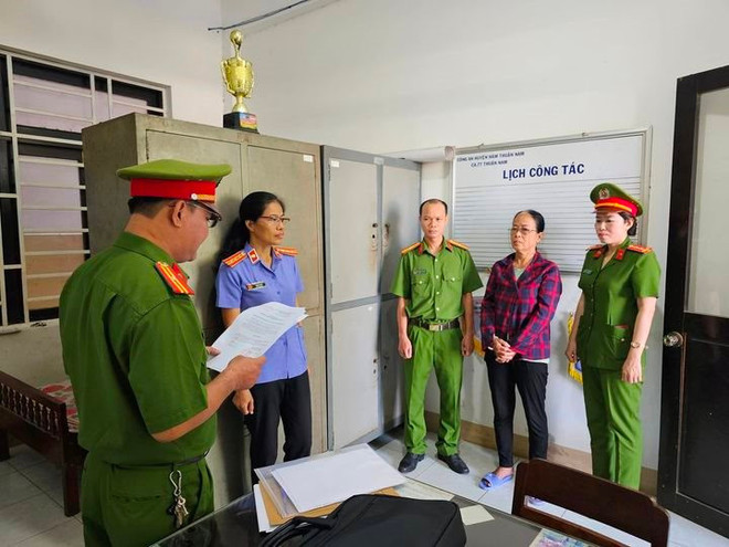 Cảnh sát đọc lệnh bắt tạm giam bị can Bùi Thị Dần. (Nguồn: Báo Bình Thuận) Bình Thuận: Bắt đối tượng rủ chơi họ, chiếm đoạt hàng chục tỷ đồng ảnh 1