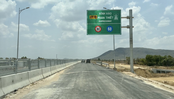 Tuyến đường bộ Cao tốc Phan Thiết - Vĩnh Hảo đang được thi công. (Ảnh: Dương Giang/TTXVN) Thủ tướng Phạm Minh Chính kiểm tra Dự án Cao tốc Phan Thiết-Vĩnh Hảo ảnh 4