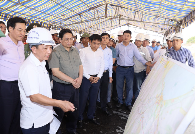 Thủ tướng Phạm Minh Chính xem sơ đồ Dự án tuyến đường bộ Cao tốc Phan Thiết-Vĩnh Hảo. (Ảnh: Dương Giang/TTXVN) Thủ tướng Phạm Minh Chính kiểm tra Dự án Cao tốc Phan Thiết-Vĩnh Hảo ảnh 1