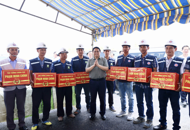 Thủ tướng Phạm Minh Chính tặng quà cho các đơn vị thi công tuyến đường bộ Cao tốc Phan Thiết-Vĩnh Hảo. (Ảnh: Dương Giang/TTXVN) Thủ tướng Phạm Minh Chính kiểm tra Dự án Cao tốc Phan Thiết-Vĩnh Hảo ảnh 3