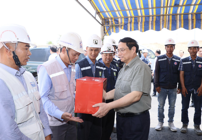 Thủ tướng Phạm Minh Chính tặng quà cho các đơn vị thi công tuyến đường bộ Cao tốc Phan Thiết-Vĩnh Hảo. (Ảnh: Dương Giang/TTXVN) Thủ tướng Phạm Minh Chính kiểm tra Dự án Cao tốc Phan Thiết-Vĩnh Hảo ảnh 2