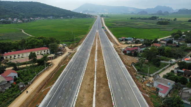 Dự án Cao tốc Bắc-Nam đoạn Mai Sơn-Quốc lộ 45 có tổng chiều dài 63,37km, đi qua địa bàn 2 tỉnh Ninh Bình và Thanh Hóa. (Ảnh: Huy Hùng/TTXVN) Thủ tướng chỉ ra 5 bài học trong quá trình triển khai dự án cao tốc ảnh 2