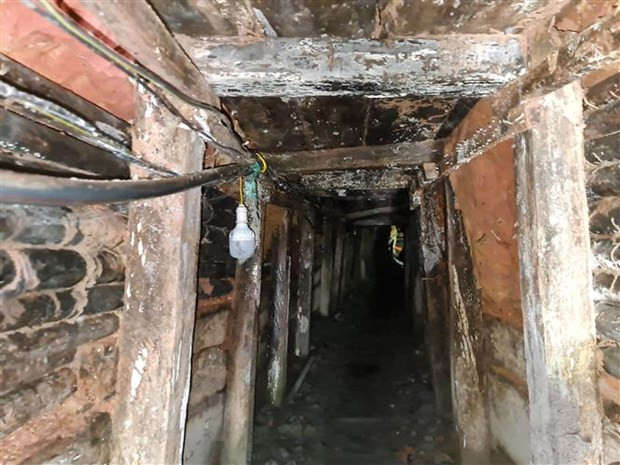Một hầm khai thác vàng trái phép ở Đắk Nông. (Ảnh: Hưng Thịnh/TTXVN) Đắk Nông: Ba người tử vong do ngạt khí trong hầm vàng bỏ hoang ảnh 1