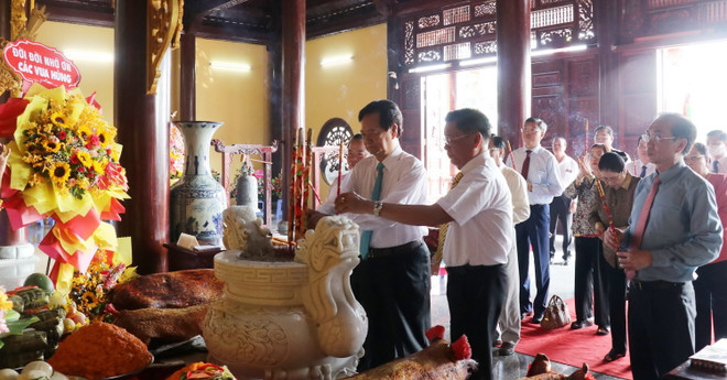 Nguyên Thủ tướng Nguyễn Tấn Dũng và lãnh đạo tỉnh Kiên Giang thắp hương tưởng niệm, tri ân công đức Quốc Tổ Hùng Vương. (Ảnh: Lê Huy Hải/TTXVN) Người dân cả nước thành kính dâng hương tưởng nhớ các Vua Hùng ảnh 4