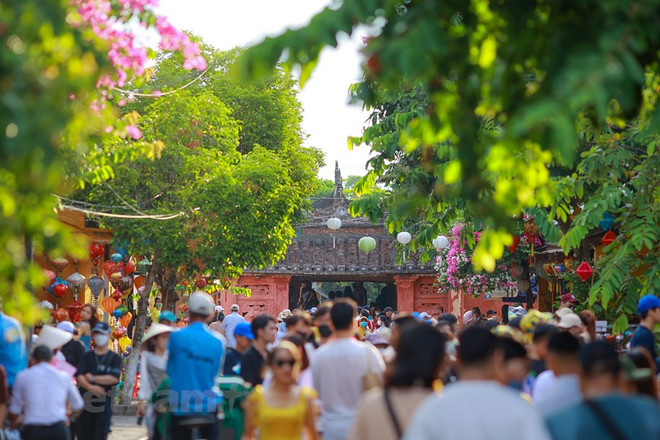 Khách du lịch tại Hội An. (Ảnh: Vietnam+) Tránh sập bẫy các chiêu trò lừa đảo dịch vụ du lịch trên mạng xã hội ảnh 1