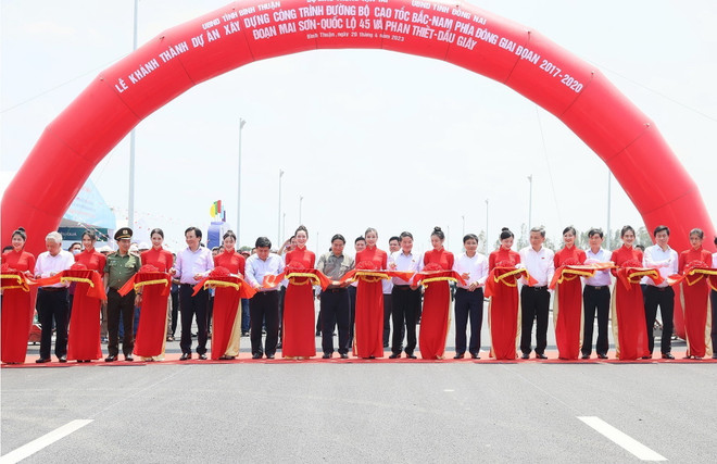 Thủ tướng Phạm Minh Chính và các đại biểu cắt băng khánh thành Dự án đường bộ Cao tốc Bắc-Nam phía Đông đoạn Mai Sơn-Quốc lộ 45 và Phan Thiết-Dầu Giây tại điểm cầu Bình Thuận. (Ảnh: Dương Giang/TTXVN) Thủ tướng chỉ ra 5 bài học trong quá trình triển khai dự án cao tốc ảnh 1
