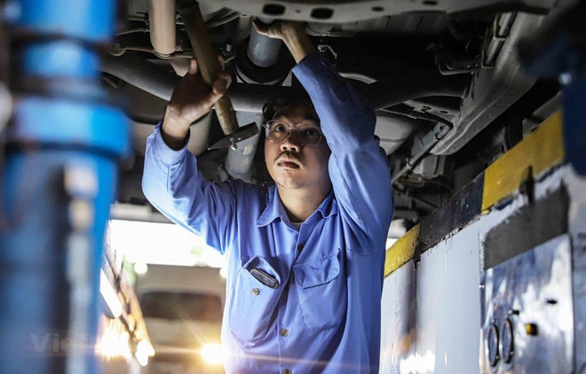 Nhân viên đăng kiểm tiến hành các quy trình kiểm định xe cơ giới. (Ảnh: Hoài Nam/Vietnam+) Danh sách các Trung tâm Đăng kiểm vẫn làm việc trong dịp nghỉ lễ ảnh 1