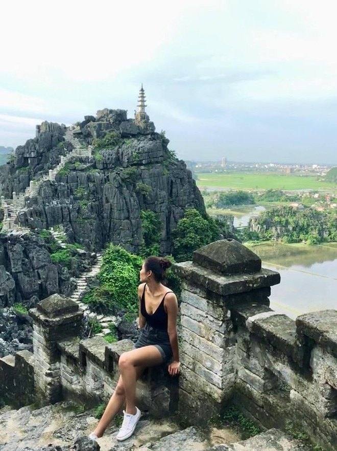 Bạn gái Quang Hải khoe ảnh “sống ảo” gợi cảm trên đỉnh Hang Múa ảnh 1