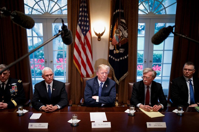 Tổng thống Mỹ Donald Trump và các cố vấn cấp cao thảo luận về tình hình Syria. (Nguồn: The New York Times) Nhà Trắng: Ông Trump không đặt kế hoạch hành động trong vấn đề Syria ảnh 1
