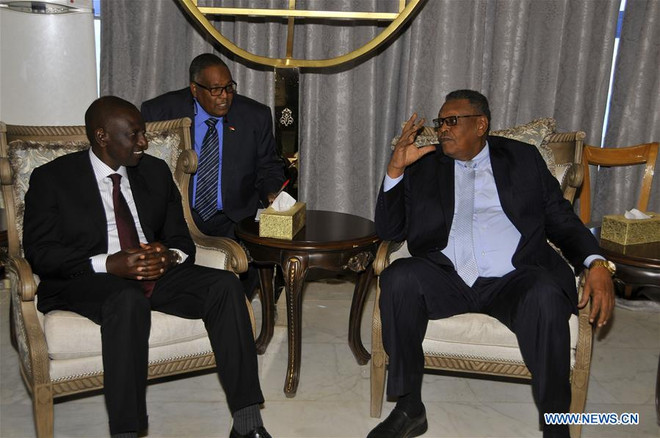 Phó Tổng thống Sudan Bakri Hassan Saleh (phải) và người đồng cấp Kenya William Ruto. (Nguồn: Xinhua) Sudan và Kenya cam kết giải quyết các vấn đề an ninh ở châu Phi ảnh 1