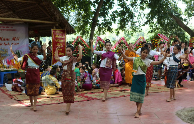 Các cô gái Lào múa điệu lămvông truyền thống. (Ảnh minh họa: Dương Giang/TTXVN) Việt Nam chung vui Tết cổ truyền Bun Pi May của Lào tại Geneva ảnh 1
