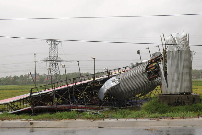 Bão đổ bộ vào Hà Tĩnh với sức gió cấp 12, gây thiệt hại rất lớn ảnh 1