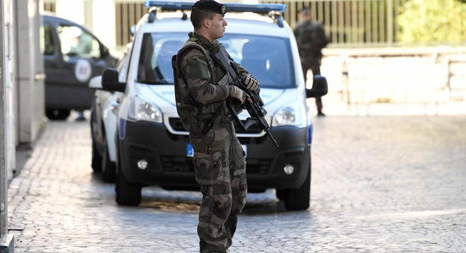 Một binh sỹ Pháp bị tấn công khi đang tuần tra tại thủ đô Paris ảnh 1