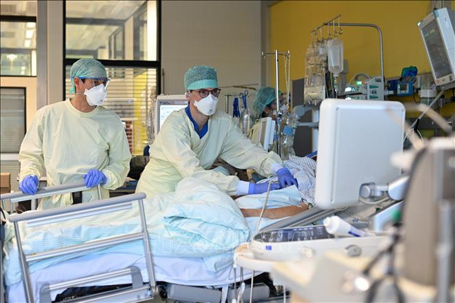 Điều trị cho bệnh nhân nhiễm COVID-19 tại bệnh viện ở Aachen, tây Đức. (Ảnh: AFP/TTXVN) COVID-19: Đức phát hiện ca nhiễm biến thể mới của virus SARS-CoV-2 ảnh 1