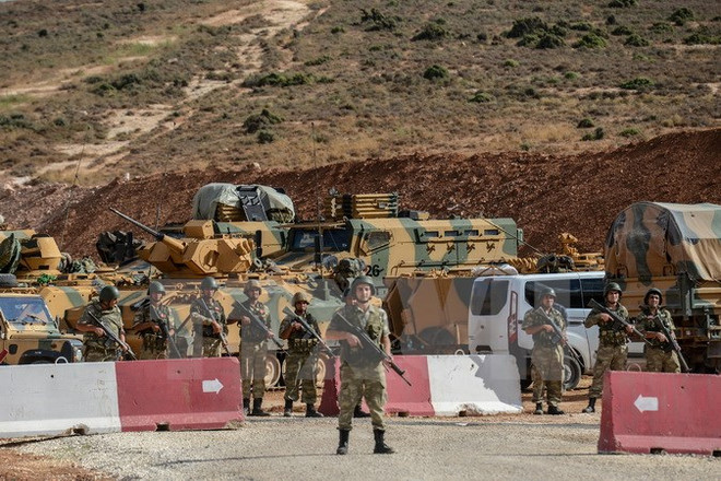Bộ binh Thổ Nhĩ Kỳ và quân đồng minh đánh tràn qua biên giới Syria ảnh 1