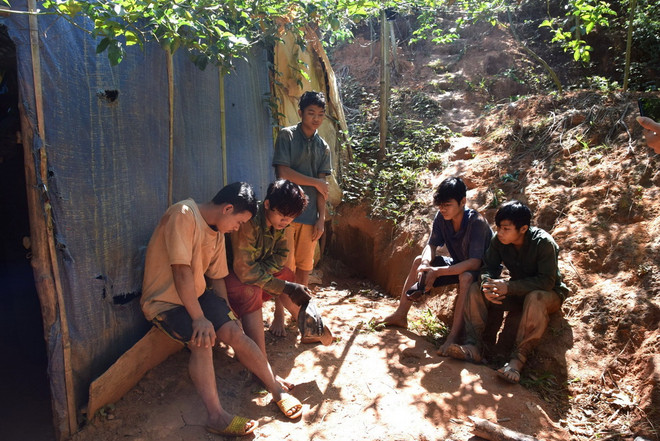 Phát hiện 'địa đạo' khai thác vàng trái phép trong rẫy trồng chanh dây ảnh 2