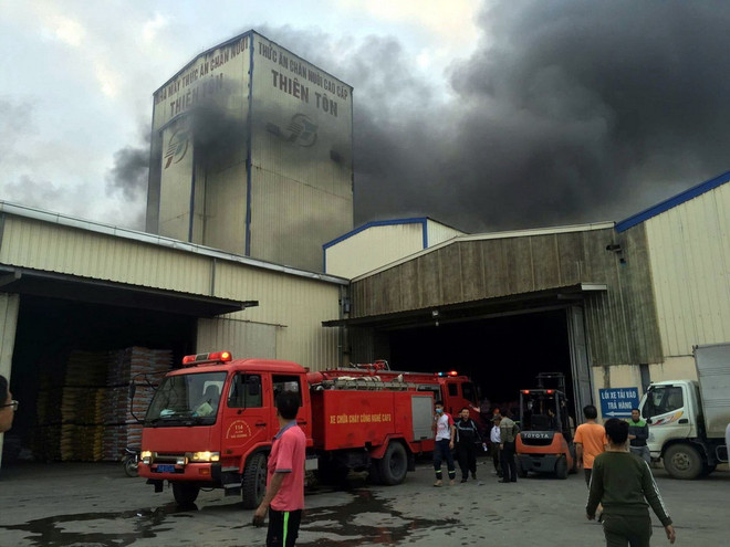 Cháy kho hàng của công ty sản xuất thức ăn chăn nuôi ở Hải Dương ảnh 1